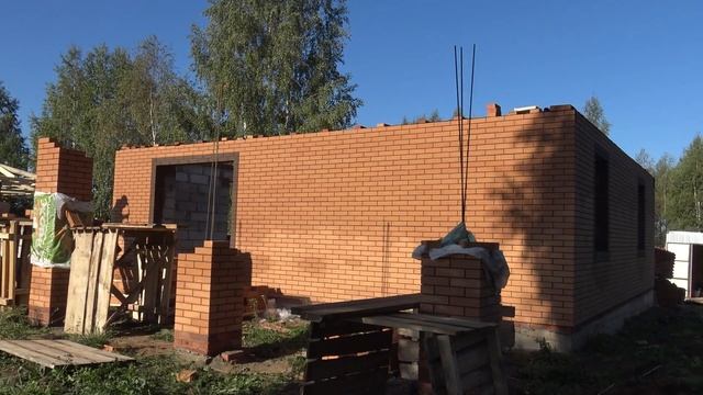 Бюджетная кладка стен двухэтажного дома. Керамический кирпич и газоблок.