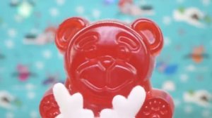 Новогодние игрушки и желейный медведь Валера