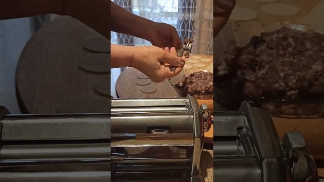 Как быстро налепить пельмени.