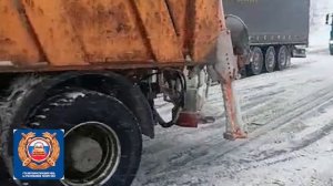В Татарстане госавтоинспекторы оказали помощь водителю фуры, застрявшей в метель посреди дороги
