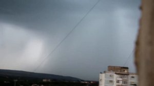 Молния ударила в многоэтажный дом