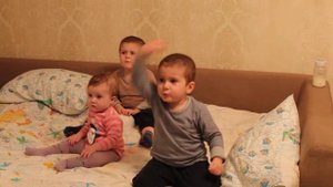 Дети смотрят мультик пык пык, 16/04/2015