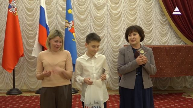 Первый документ. Вручение паспортов