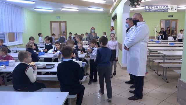 Заместитель главы администрации Э. Иванов проверил соблюдение санитарных норм в школе Перспектива