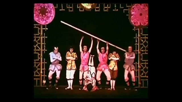 Семейная труппа японских акробатов выполняет невероятные трюки смотреть онлайн