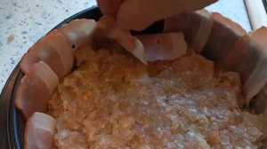 мясной пирог или большая котлета в беконе