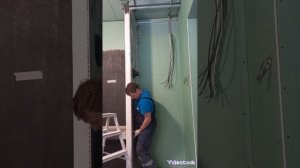 Облицовка перегородки крупноформатным керамогранитом.