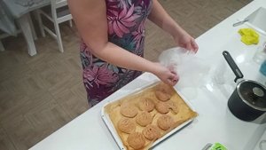 Напекла колобушек/ Получила подарочек/ Мама подкармливает пирожками/