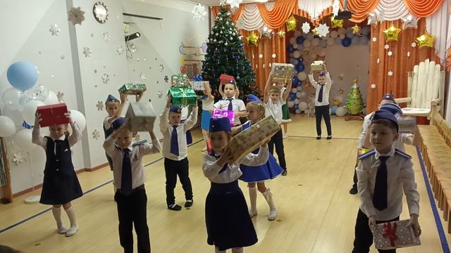 Елена Фищукова. вход на утренник Новый год с подарками.mp4 смотреть онлайн