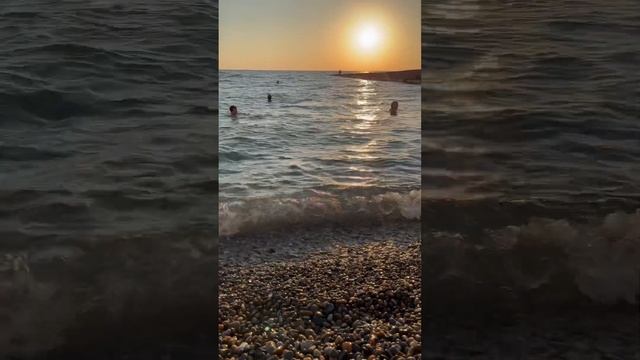 18:30 людей почти нет, море горячее. Адлер