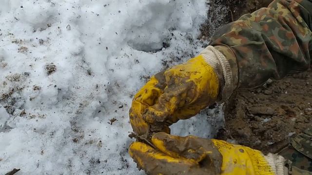 Зимний шурф землянки. Нашли книгу. Коп по войне. смотреть онлайн