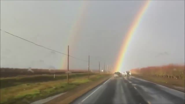 Вот Почему на Небе Бывает Две Радуги смотреть онлайн