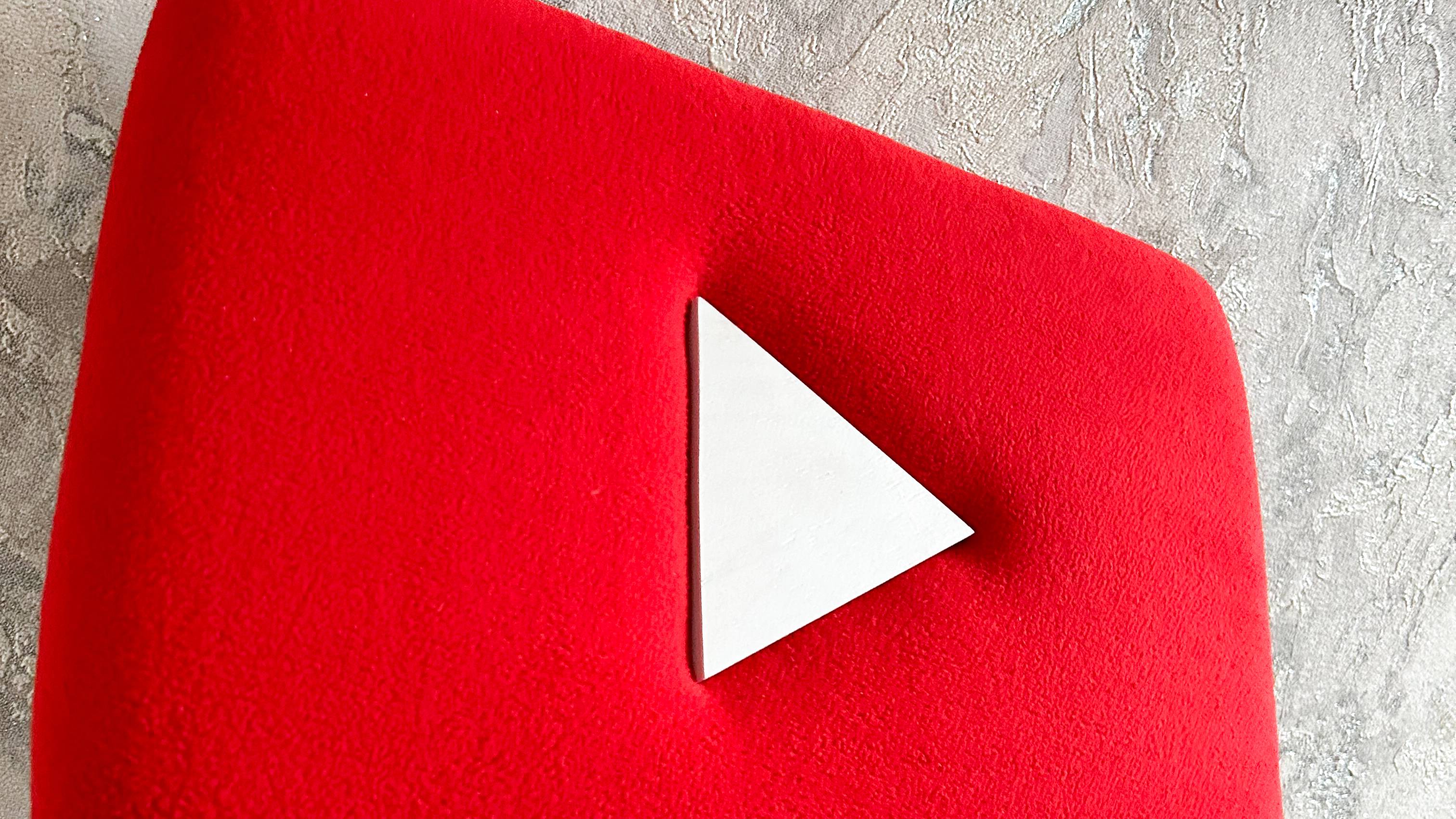 БОЛЬШАЯ мягкая НАГРАДА ЮТУБ из фанеры, поролона и ткани смотреть онлайн