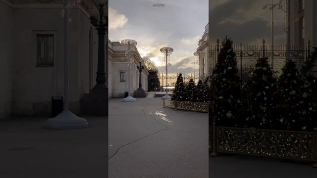 Возле парка Горького #земнойирий #нарядныеёлочки #ёлочныеигрушки #праздничноенастроение