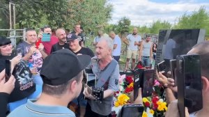 Гитарист группы Сектор газа Игорь Кущ в день памяти на могиле Юры Хоя / Воронеж 27.07.2024