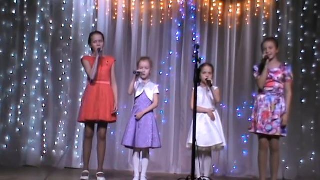 Синицына Настя, Чебыкина Лера, Синицына Надя и Воробьёва Полина   Новый год