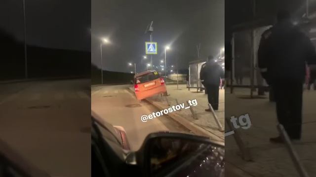 Около ТЦ "Мега" дамочка не справилась с управлением автомобиля.