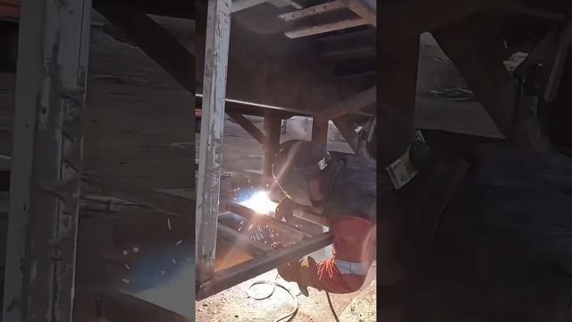 Видео| 2 часть: Хлам или золото? Как из гнилого прицепа сделать идеальную рабочую лошадку? смотреть онлайн