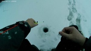Зимняя ловля рыбы в одиночестве на тонком льду.