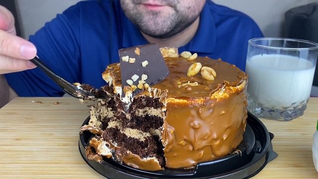 ASMR EATING CHOCOLATE CAKE SNICKERS MUKBANG (EATING SOUNDS) EATING SHOW