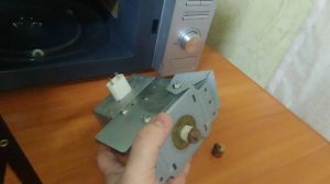 Искрит внутри микроволновой печи. Замена слюды.