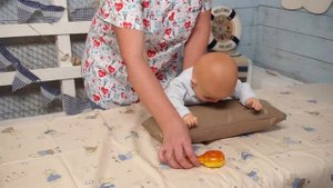 Не держит голову. Опора на руки