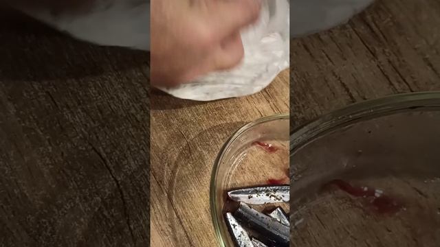 Как обвалять рыбу в муке и не испачкать руки #рецепты #еда #лайфхаки