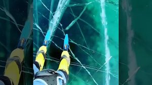 Так звучит голос Байкала. На видео показано какой звук издает трескающийся лед