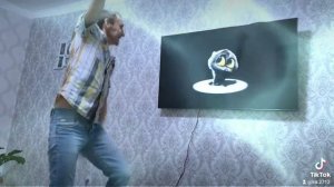 Отбитый Ромик танцует под продиджи