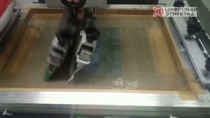 Нанесение тактильного лака при трафаретной печати.