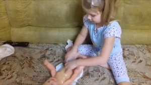 Даша одевает бебибону памперс