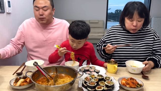 SUB) 삼겹살 김밥과 제주도 라면 | Home meal (Samgyeopsal Gimbap, Jeju Ramyeon) Mukbang