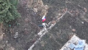 Минобороны показало кадры водружения триколора в освобожденной Лозовой: видео