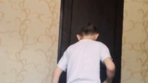 Школяр дико издевается над своей собакой смотреть всем!!!
