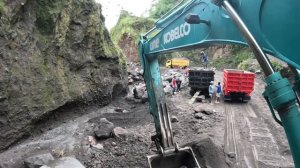 Строительство, экскаватор копает песок