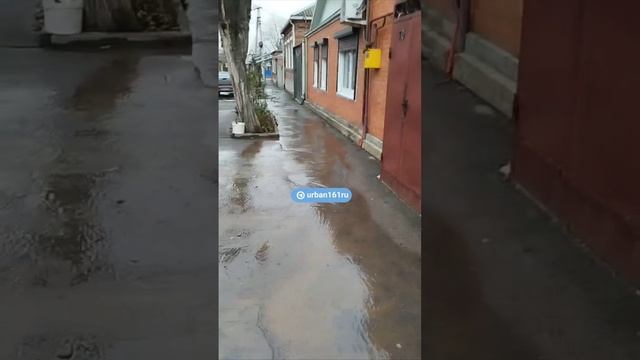 Два дня из люка на Вяземцева вода течет по всей улице. 🙊