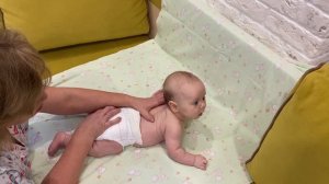 Помогаем малышу лежать на животе