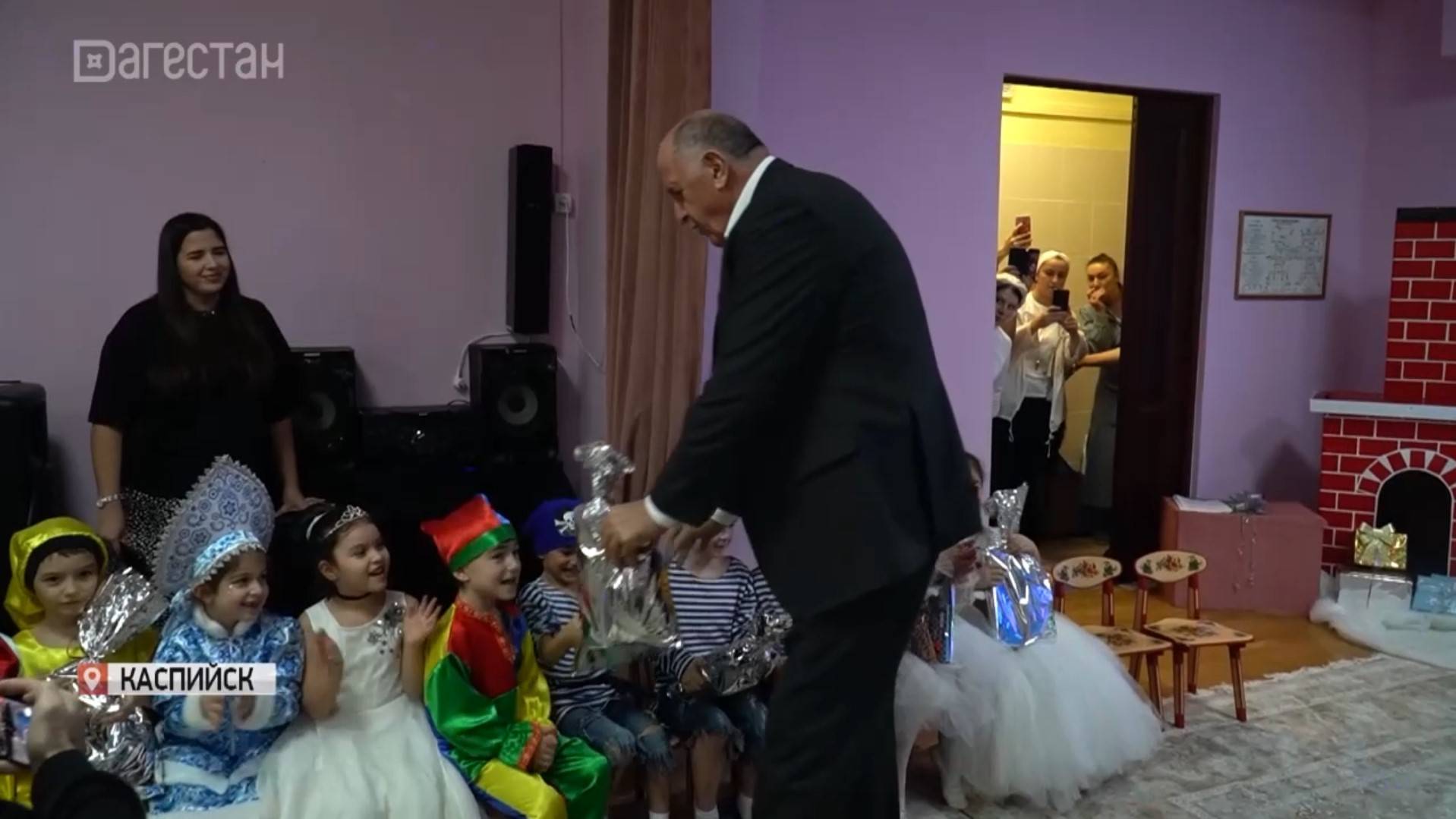 Более 400 новогодних подарков вручил Абдулмуслим Абдулмуслимов воспитанникам детского сада