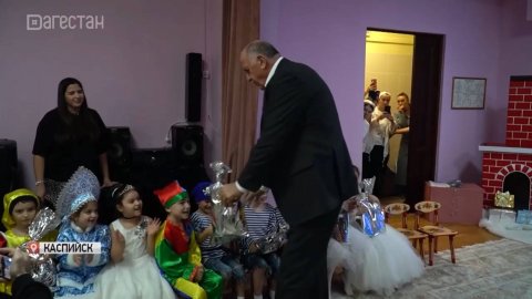 Более 400 новогодних подарков вручил Абдулмуслим Абдулмуслимов воспитанникам детского сада