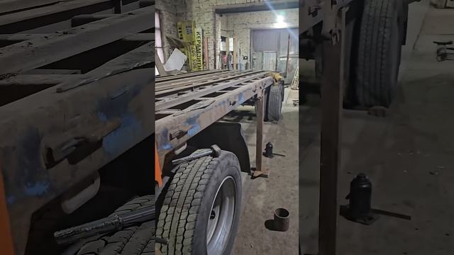 Пока время есть,прицеп загнали на кап.ремонт. Сейчас выход сварщиков. Потом песокоструить и красить смотреть онлайн