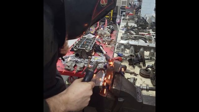 MAD MECHANICS SIERRA SAPPHIRE RS COSWORTH RESTORATION EP 6 More parts fitted, front brake rebuild смотреть онлайн