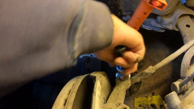 меняем пыльники привода и шаровых опор тойота вокси