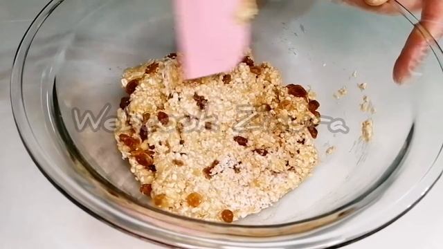Постное печенье без сахара из банана и овсяных хлопьев с изюмом