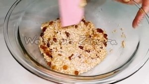 Постное печенье без сахара из банана и овсяных хлопьев с изюмом