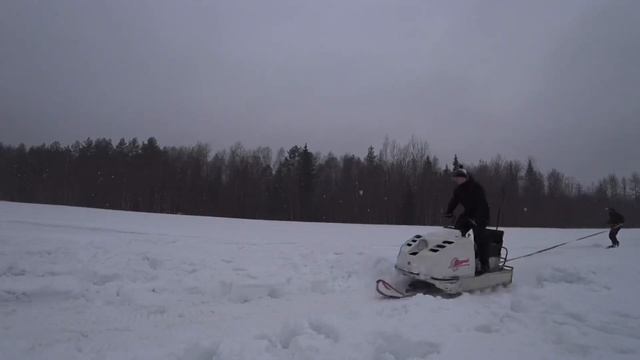 Снегоход буран прыгает на трамплине+сноуборд