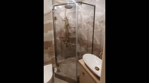 Душевая кабина из стекла с распашной дверью