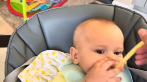 Даня пробует кабачок