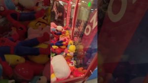 Летсплей по автомату с игрушками, вытаскиваю Человека-Паука