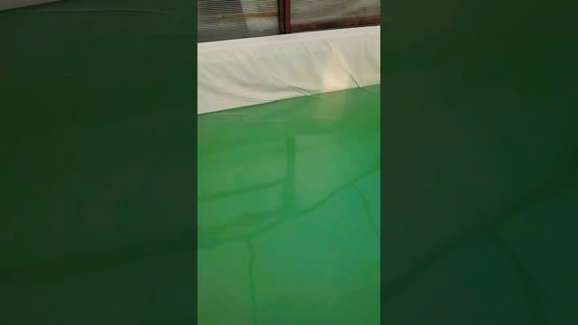 Чистая вода в бассейне