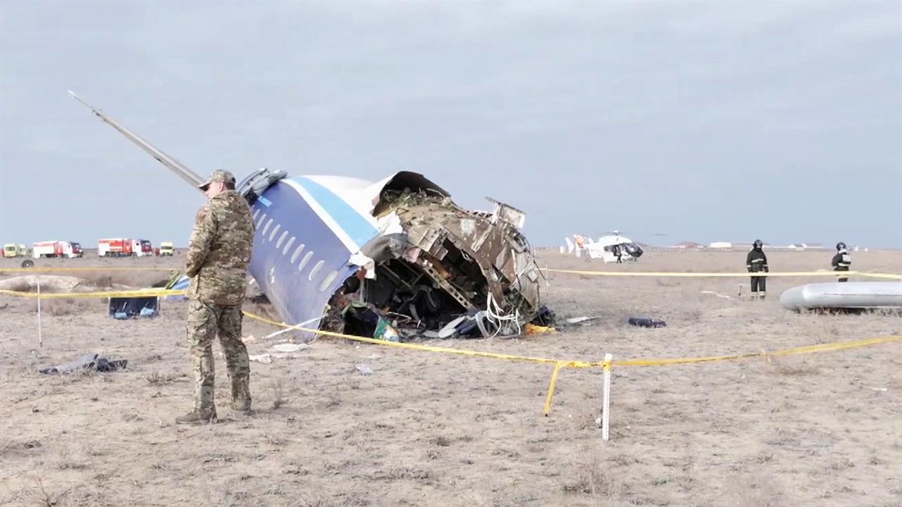 В "Азербайджанских авиалиниях" назвали внешнее воздействие предполагаемой причиной крушения самолета